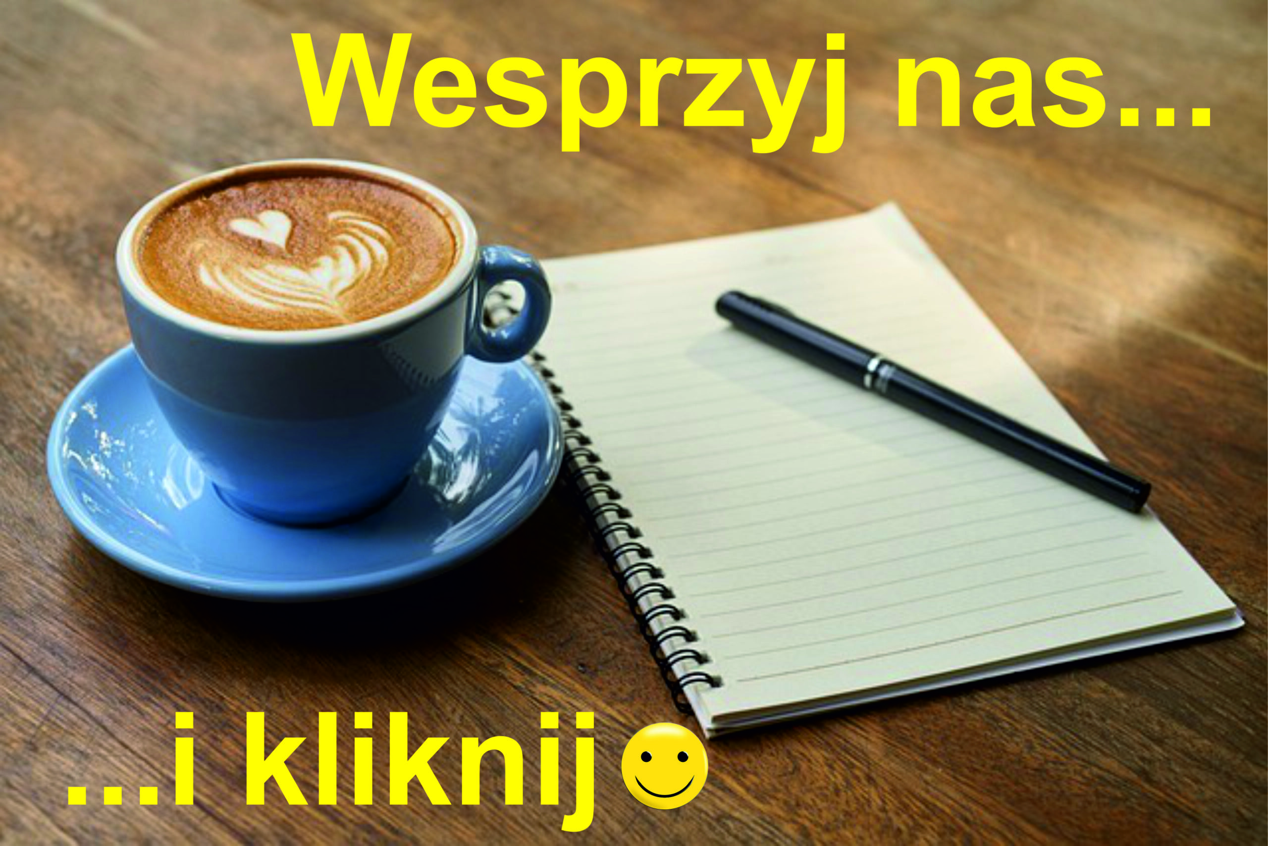 Niebieska filiżanka kawy na niebieskim podstawku. Obok notatnik w piórem. Napisz wesprzyj nas i kliknij.